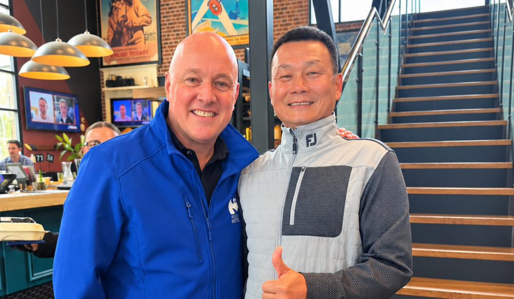 美可普口腔集团董事长任福先生与新西兰总理Christopher Luxon合影！